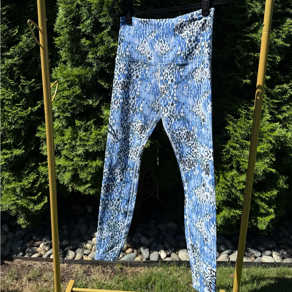 Lorna Jane Blue and White Patterned Leggings